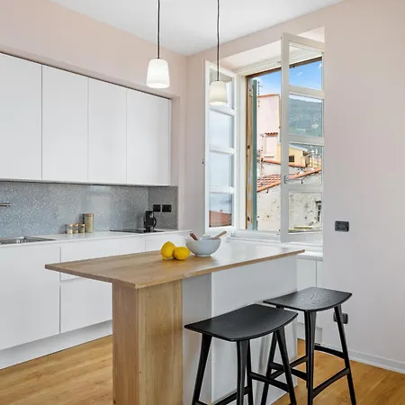 Le Saint Michel,dernier Etage, Vieux Menton, Zone Pietonne Lejlighed