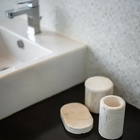 Le Saint Michel,dernier Etage, Vieux Menton, Zone Pietonne * Menton