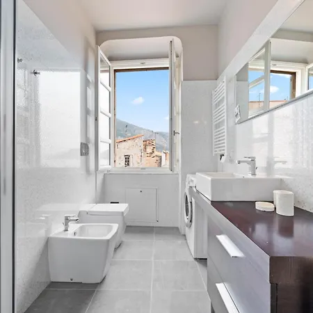 Le Saint Michel,dernier Etage, Vieux Menton, Zone Pietonne