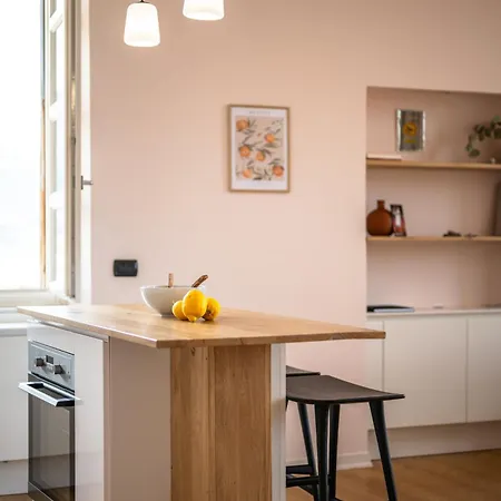 Le Saint Michel,dernier Etage, Vieux Menton, Zone Pietonne * מנטון