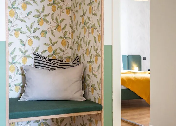 Le Saint Michel,dernier Etage, Vieux Menton, Zone Pietonne *