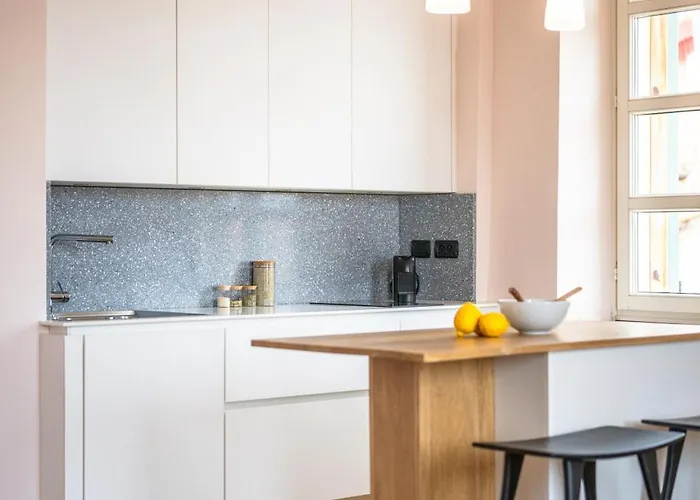 Le Saint Michel,dernier Etage, Vieux Menton, Zone Pietonne מנטון