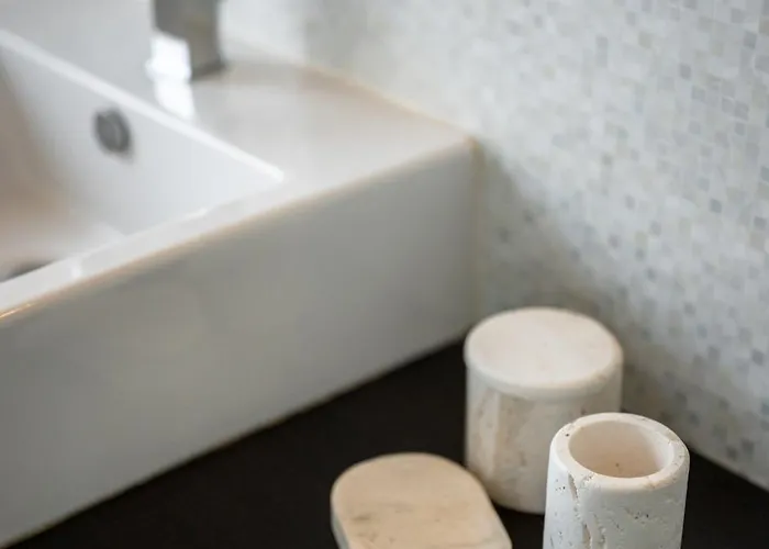 Le Saint Michel,dernier Etage, Vieux Menton, Zone Pietonne * מנטון