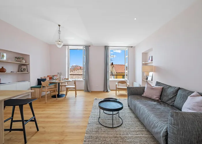 Le Saint Michel,dernier Etage, Vieux Menton, Zone Pietonne Menton