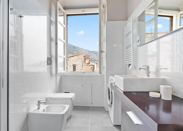 Le Saint Michel,dernier Etage, Vieux Menton, Zone Pietonne