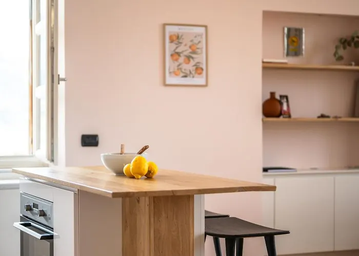 Le Saint Michel,dernier Etage, Vieux Menton, Zone Pietonne * מנטון