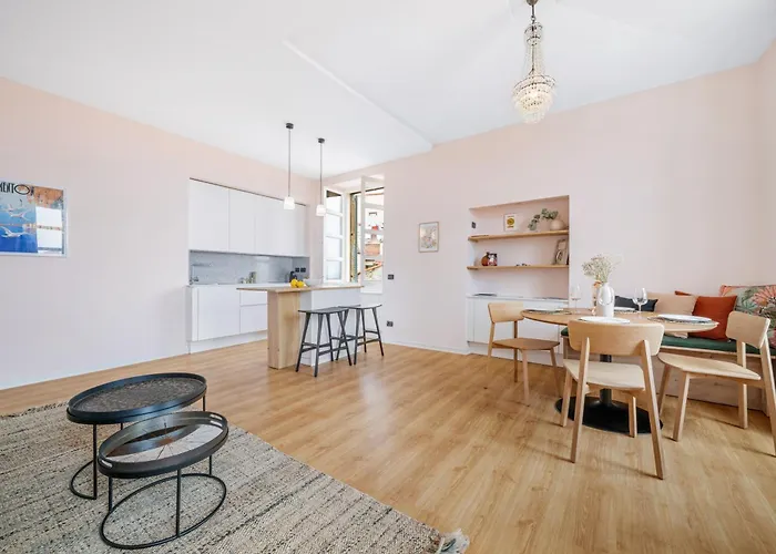 Le Saint Michel,dernier Etage, Vieux Menton, Zone Pietonne *