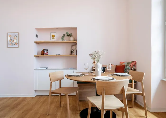 Le Saint Michel,dernier Etage, Vieux Menton, Zone Pietonne *