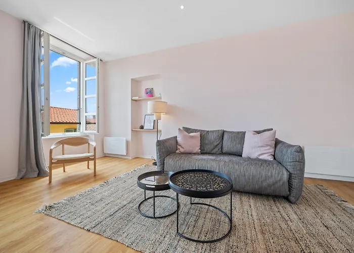 Le Saint Michel,dernier Etage, Vieux Menton, Zone Pietonne Menton