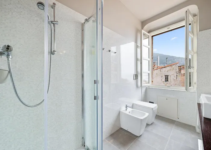 Apartment Le Saint Michel,dernier Etage, Vieux Menton, Zone Pietonne